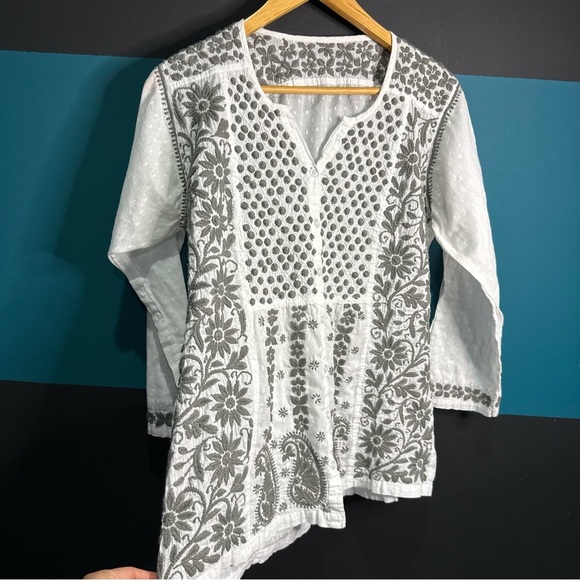 Chic White and Gray Tunic Top - Picture 2 of 3